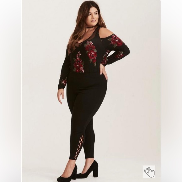 ♥️TORRID BLACK FLORAL MESH INSET COLD SHOULDER TOP - Picture 3 of 4